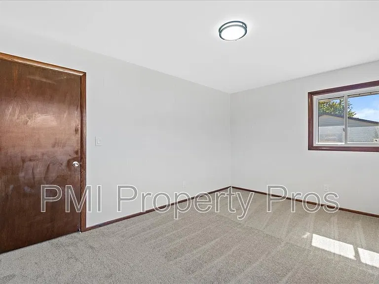 8148 S 88th St — Photo 18