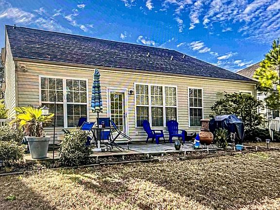 Enjoyable private backyard, with a large fenced yard, view of large trees. Enjoy sunrise, sunsets and BBQ's