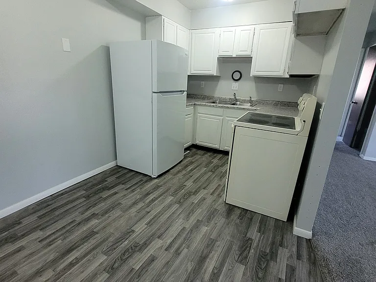306 Larson Ct #8 — Photo 2