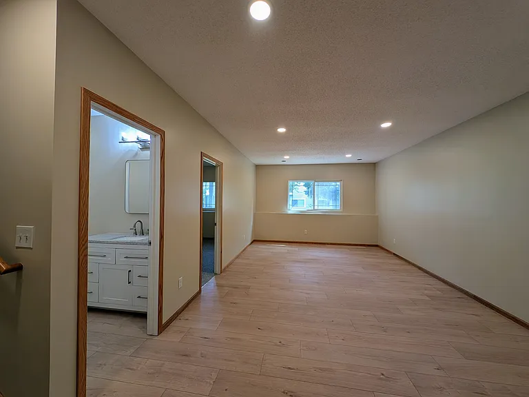 594 Sutherland Dr — Photo 20