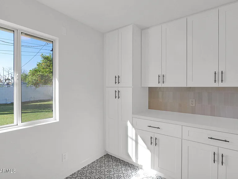 501 W Seldon Ln — Photo 26
