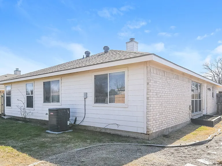 1121 Sandalwood Dr — Photo 19