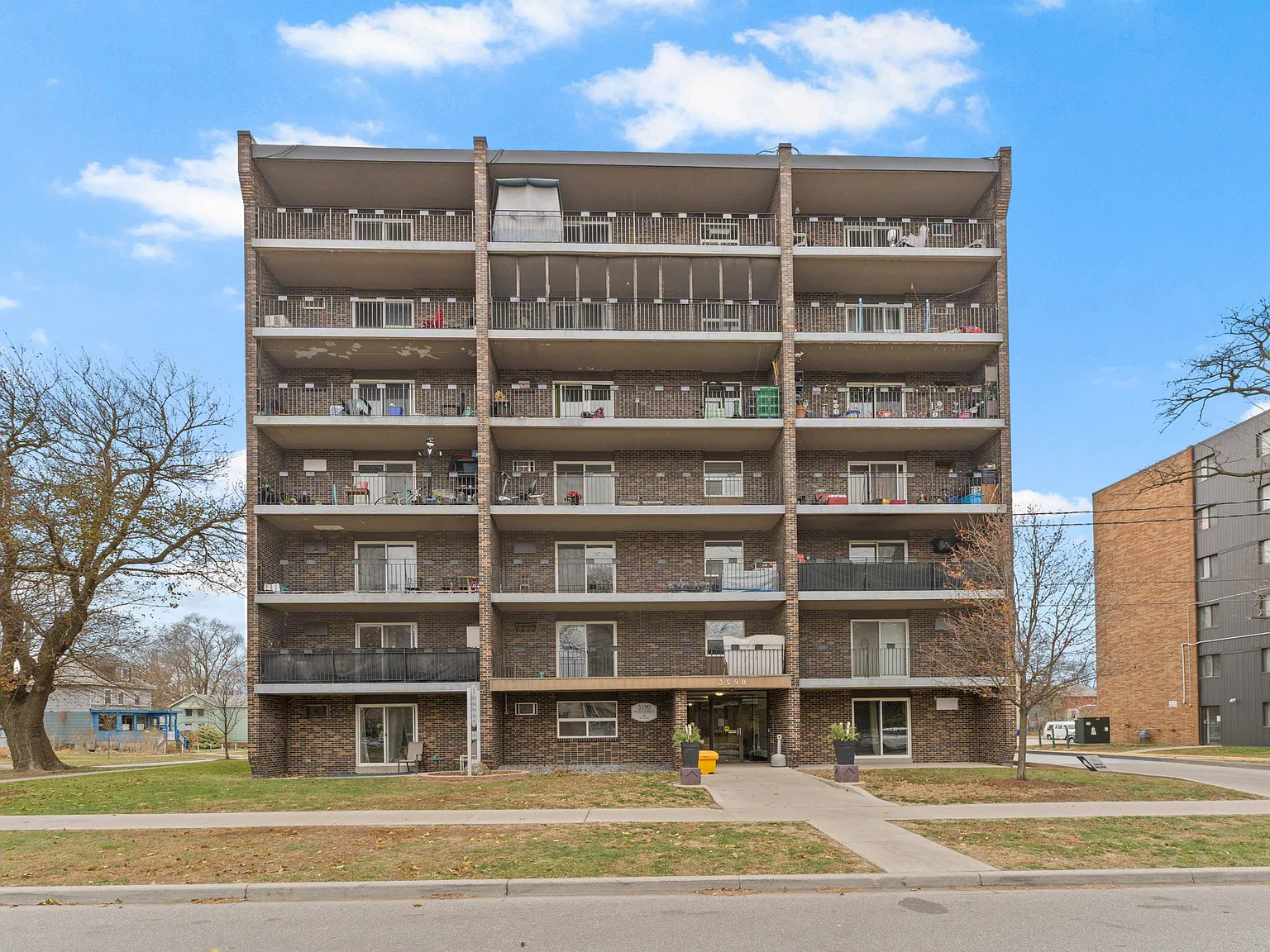 Sun Ray Manor Apartments — Photo 3