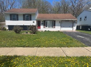 127 E Maple Dr, Glenwood, IL 60425