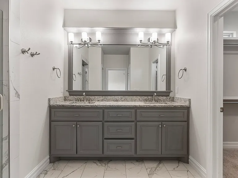 Double sink, large mirror