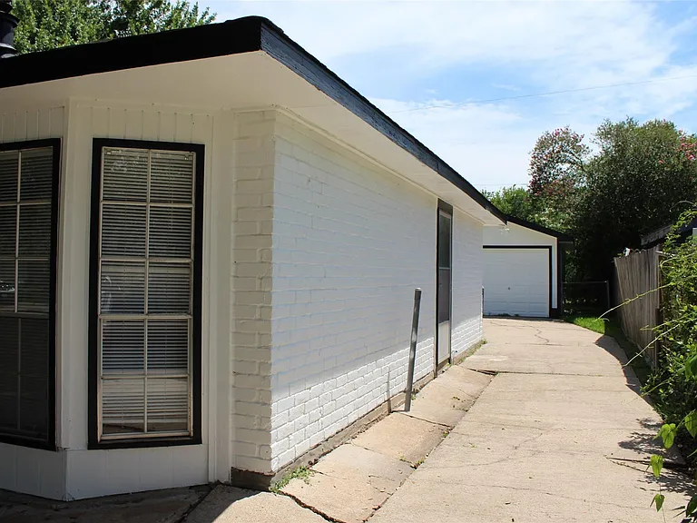 210 Brigadoon Ln — Photo 37
