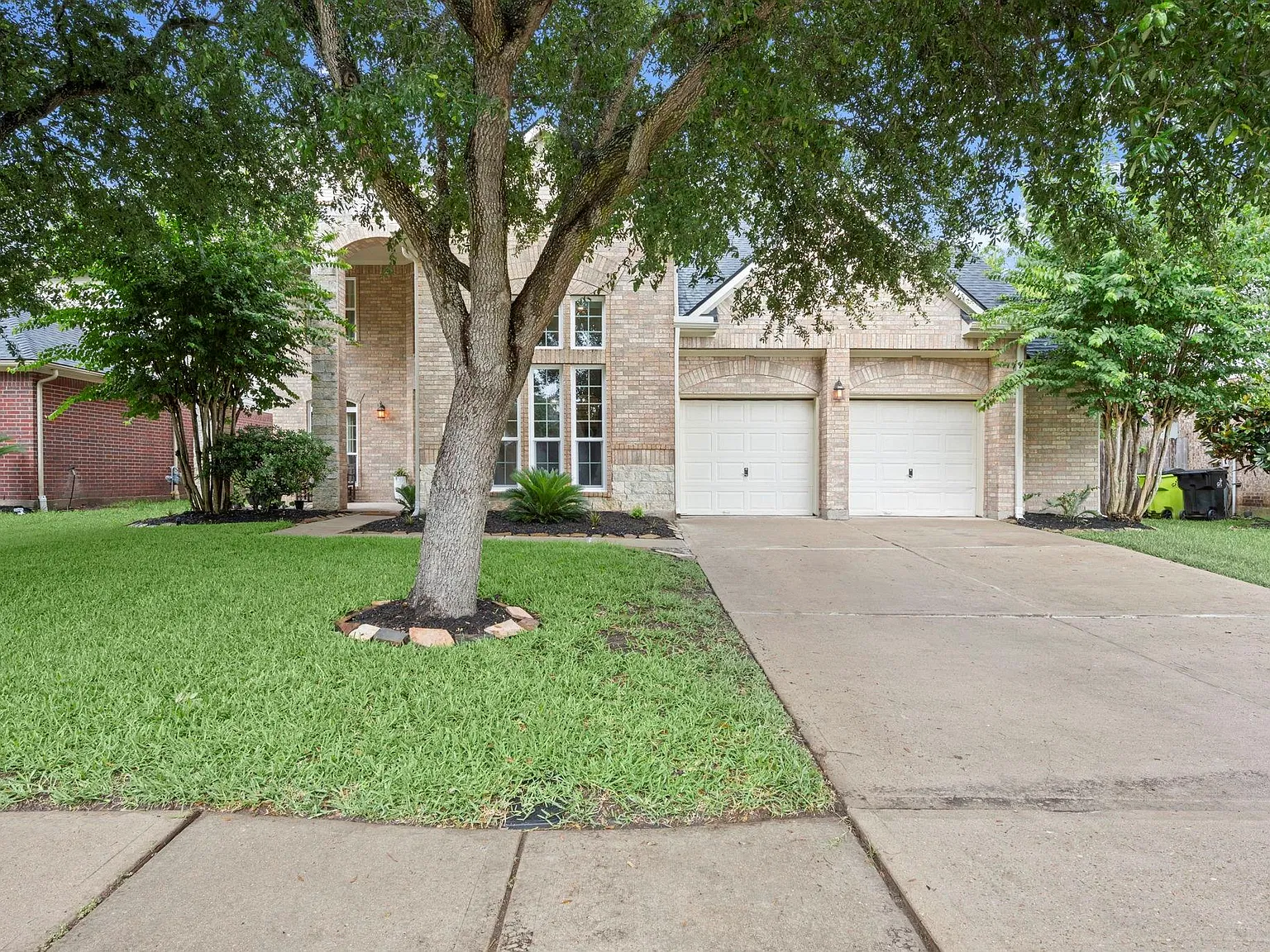 4 bed, 3.5 bath, 3468 sqft, $3,400 — Photo 3