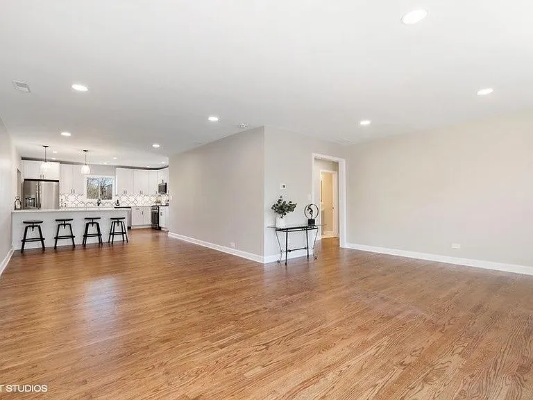 818 E Charles St — Photo 4