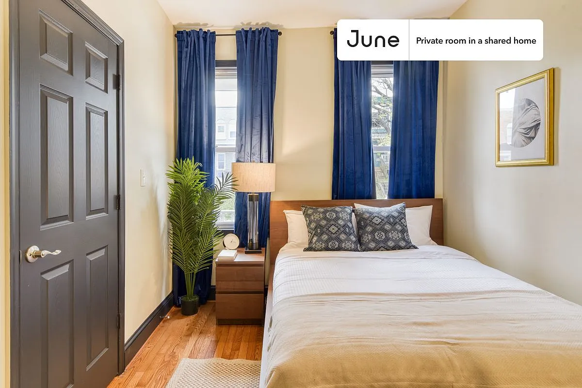 Queen bedroom in 5 bed/2 bath home in Columbia Heights #175 1B — Photo 2