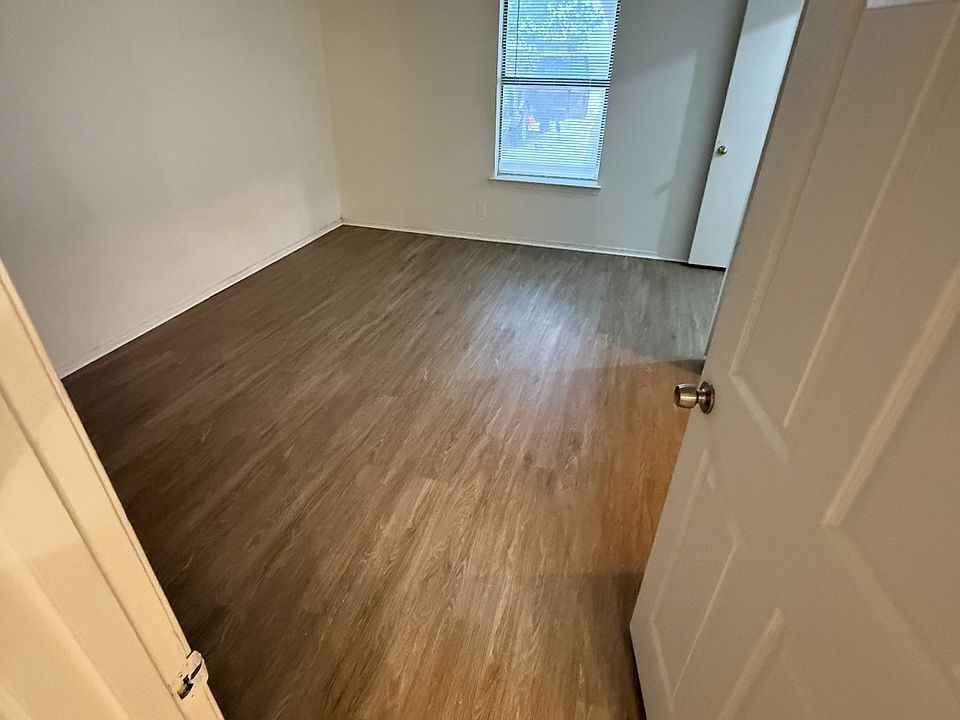 2nd image of 608 Gardenview Cir #608