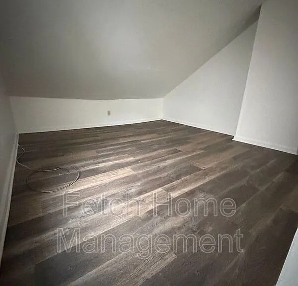 214 W Strawberry St — Photo 12