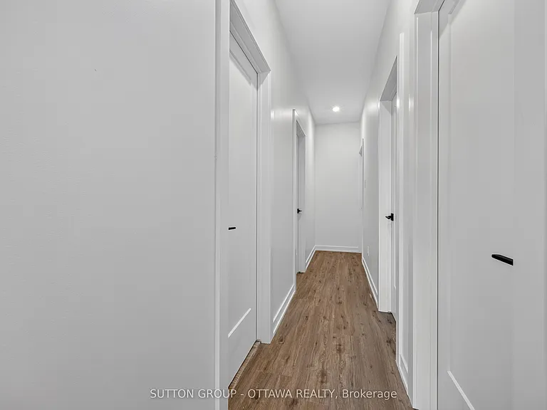 944 Woodroffe Ave — Photo 8