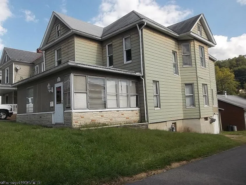 642 Court Ave photo 1