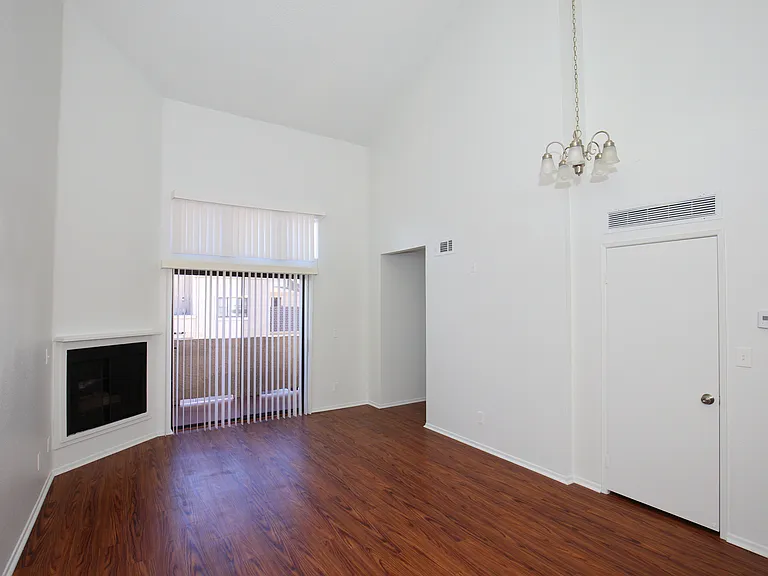 Sunset Plaza Apartments — Photo 22