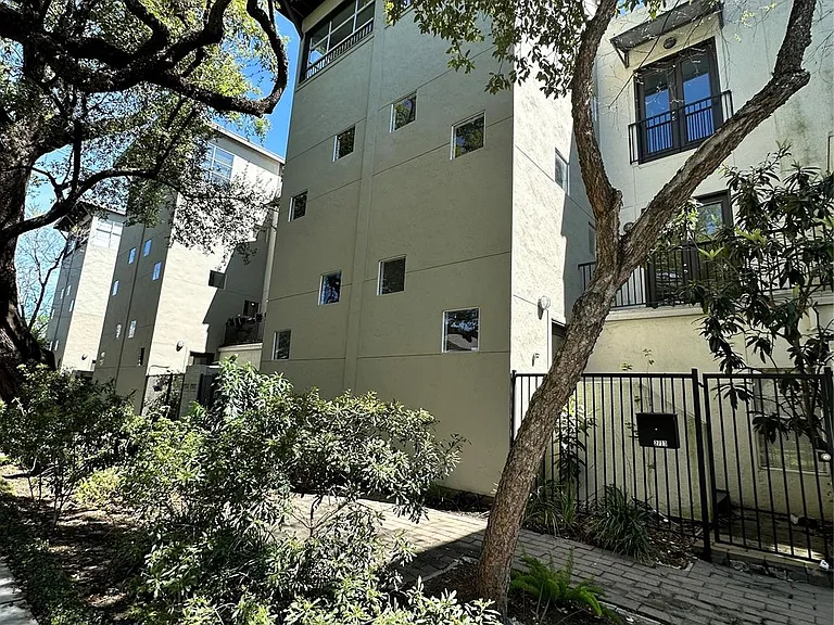 2713 Crawford St — Photo 1