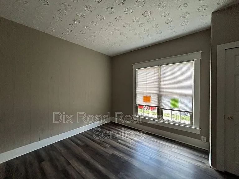 1022 Auburn St — Photo 10