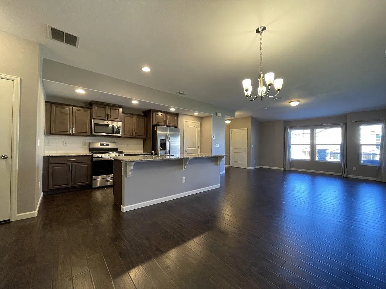 3 bed, 2.5 bath, 1682 sqft, $2,301 — Photo 2
