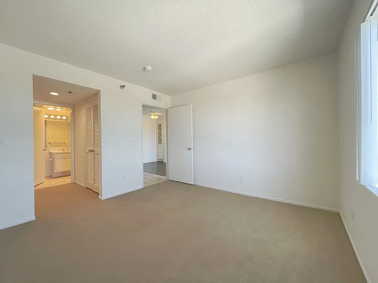 Midvale Towers — Photo 202
