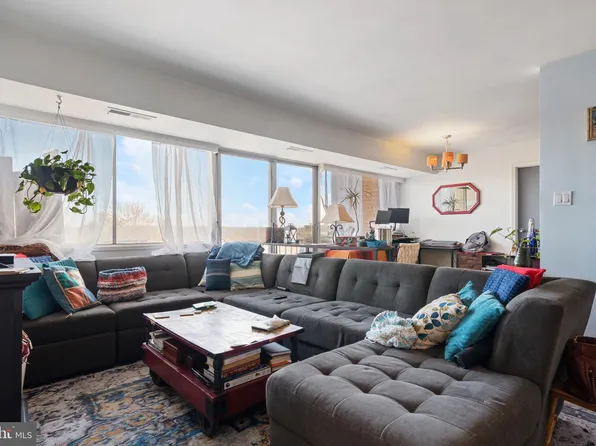 431 N Armistead St APT 401, Alexandria, VA 22312