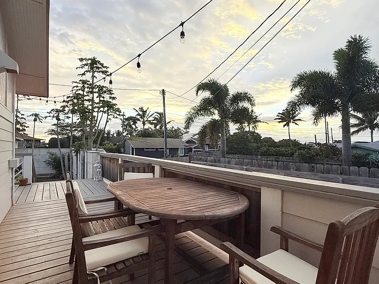 Outdoor dining on terrace