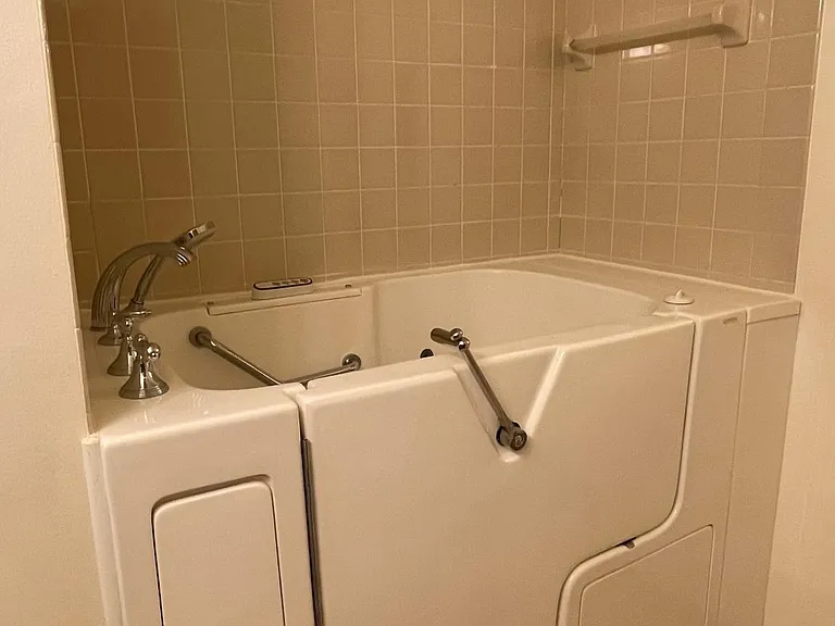 Master Bathroom Jacuzzi Tub