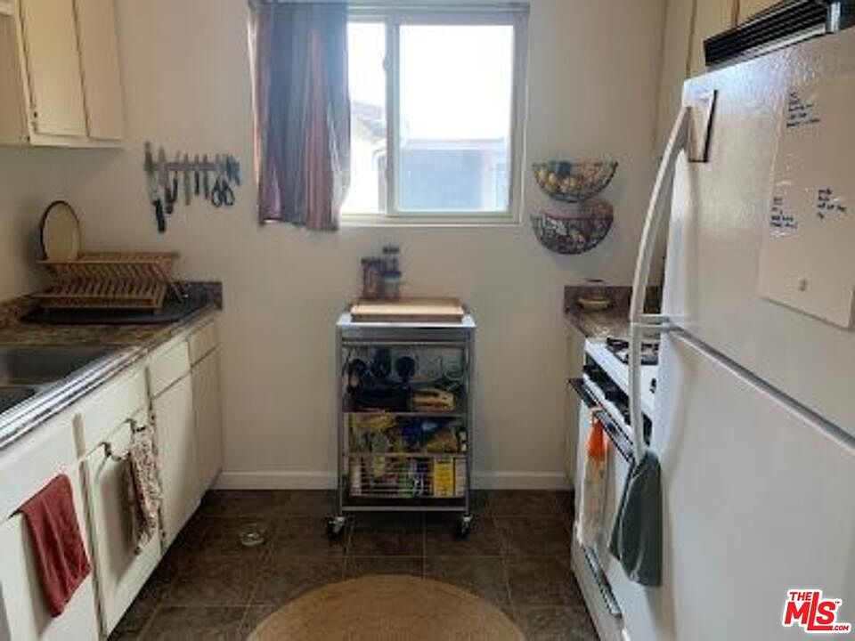 1st image of 834 S Holt Ave