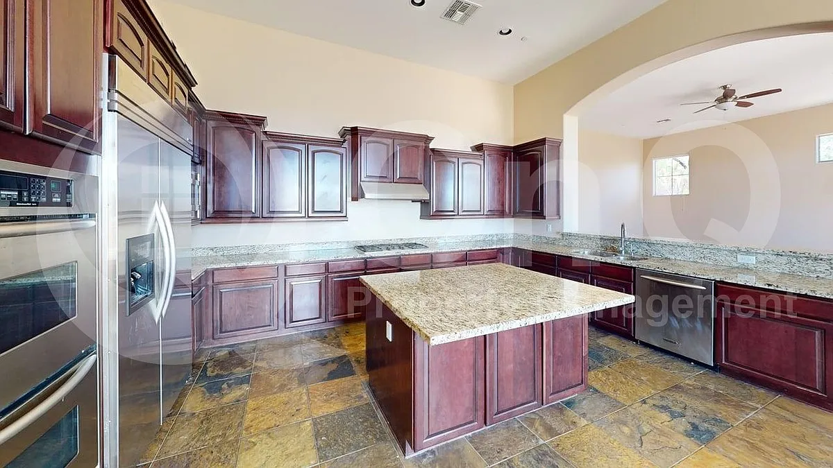 4 bed, 4.5 bath, 4400 sqft, $5,349 — Photo 4