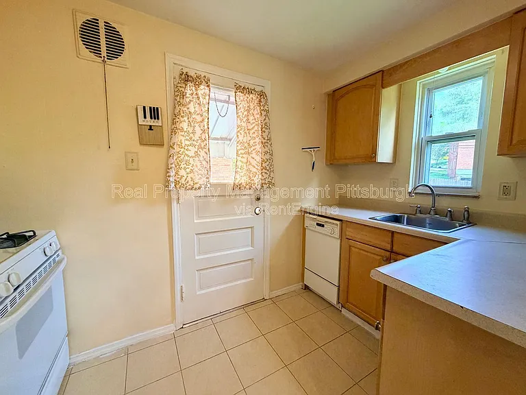 1076 Thornwood Dr — Photo 7