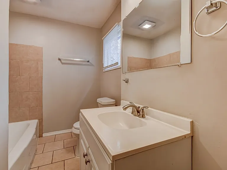 909 Winchester Dr — Photo 16