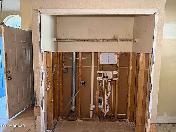 5th image of 250 Willow Pl