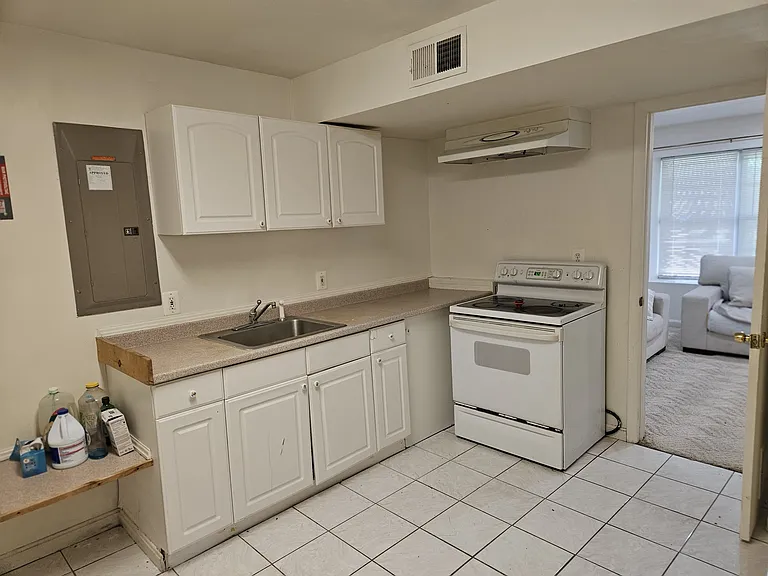 1922 Carters Grove Dr — Photo 17