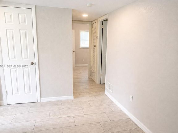 4th image of 1104 E Jasmine Rd