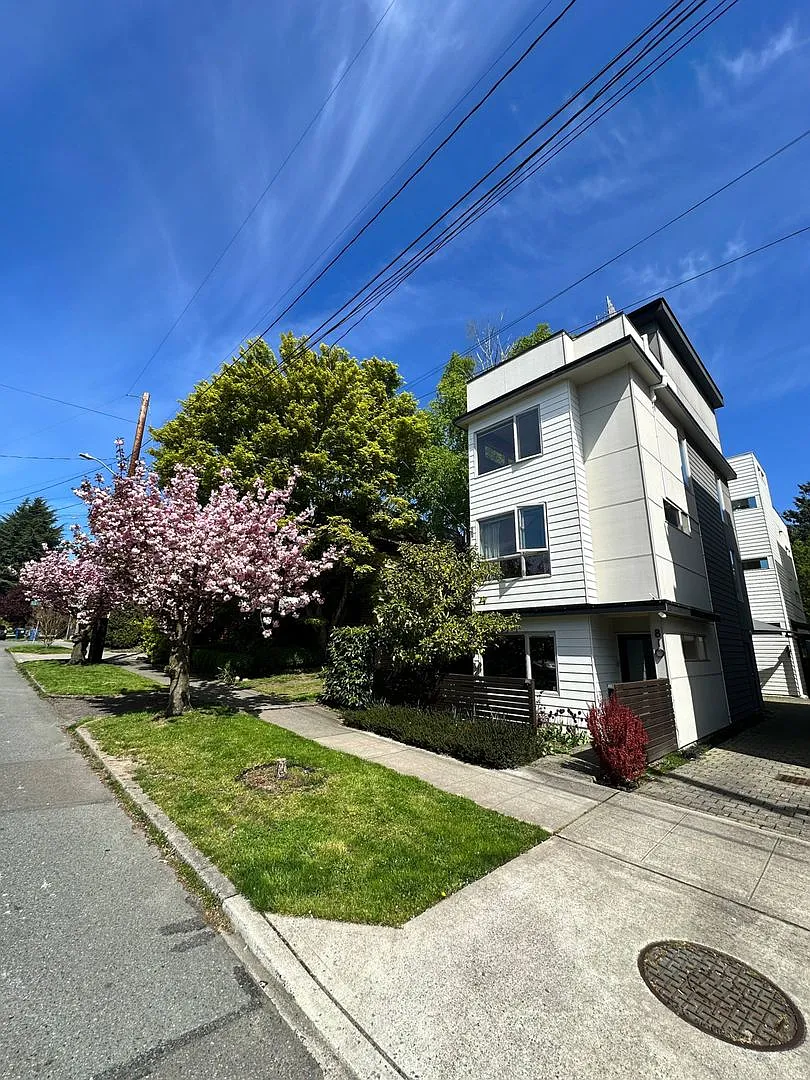 3 bd | 2 bath | Stylish Townhome with Private Rooftop Deck — Photo 1