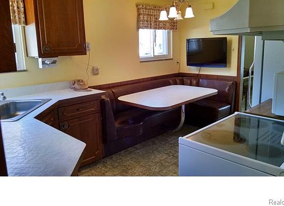 4th image of 30728 Westfield St