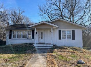 903 S High St, Neosho, MO 64850