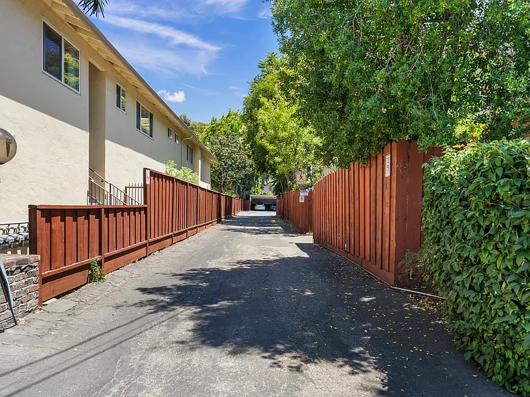 Curtner Villa Apartments — Photo 7