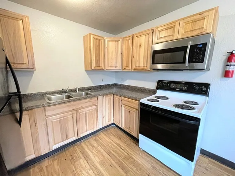 330 Flower St — Photo 2
