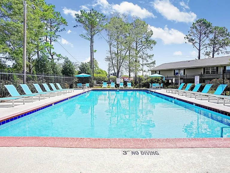 Colonial Parke Apartments — Photo 17