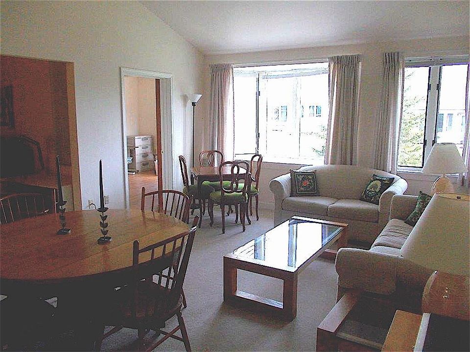 Living room/dining areas