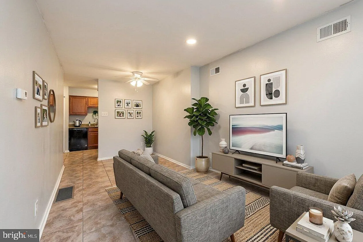 2 bed, 900 sqft, $1,200 — Photo 2