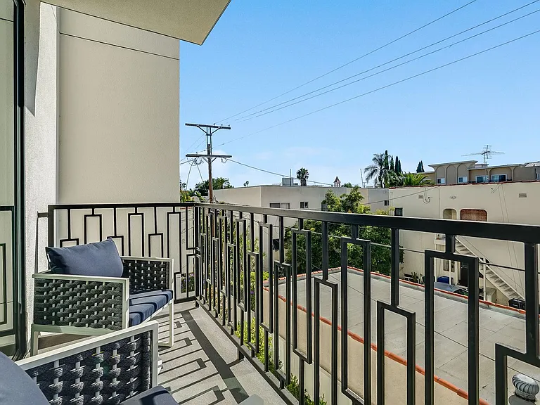 1021 S Shenandoah St — Photo 14
