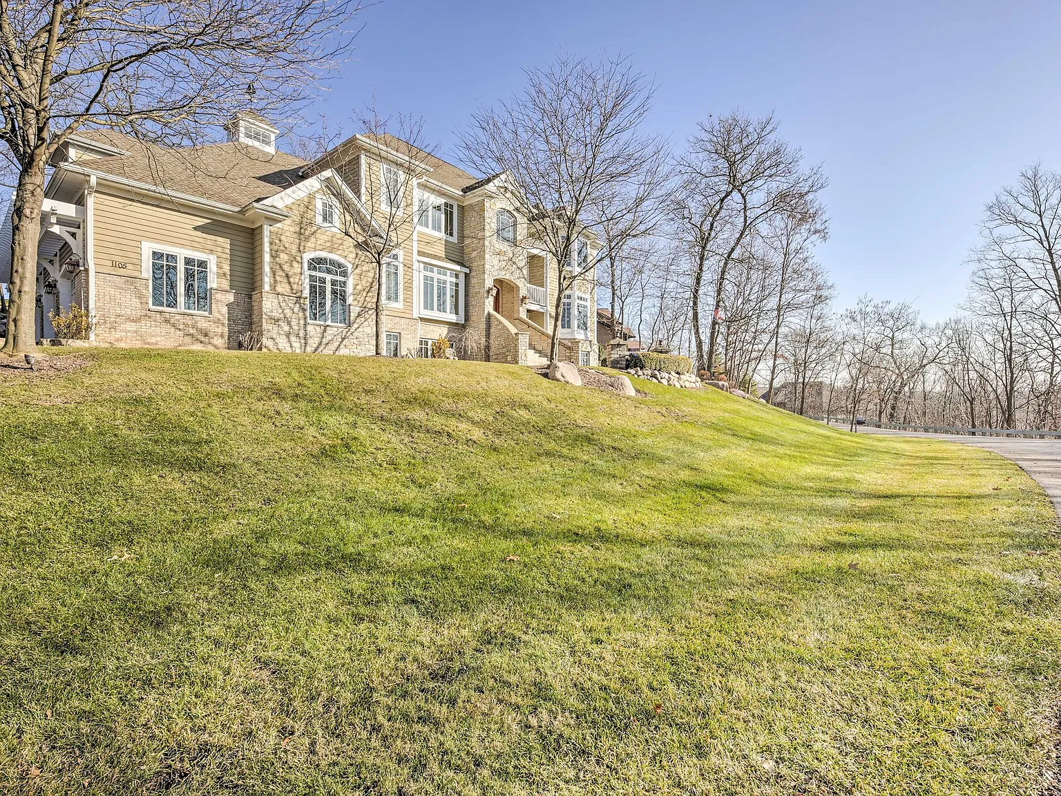 5 bed, 5000 sqft, $5,000 — Photo 2