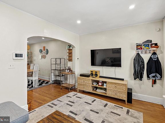 5th image of 2422 2nd St NE