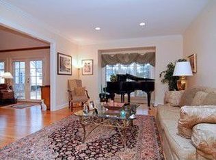 650 S Saint George Ct, Lake Forest, IL 60045