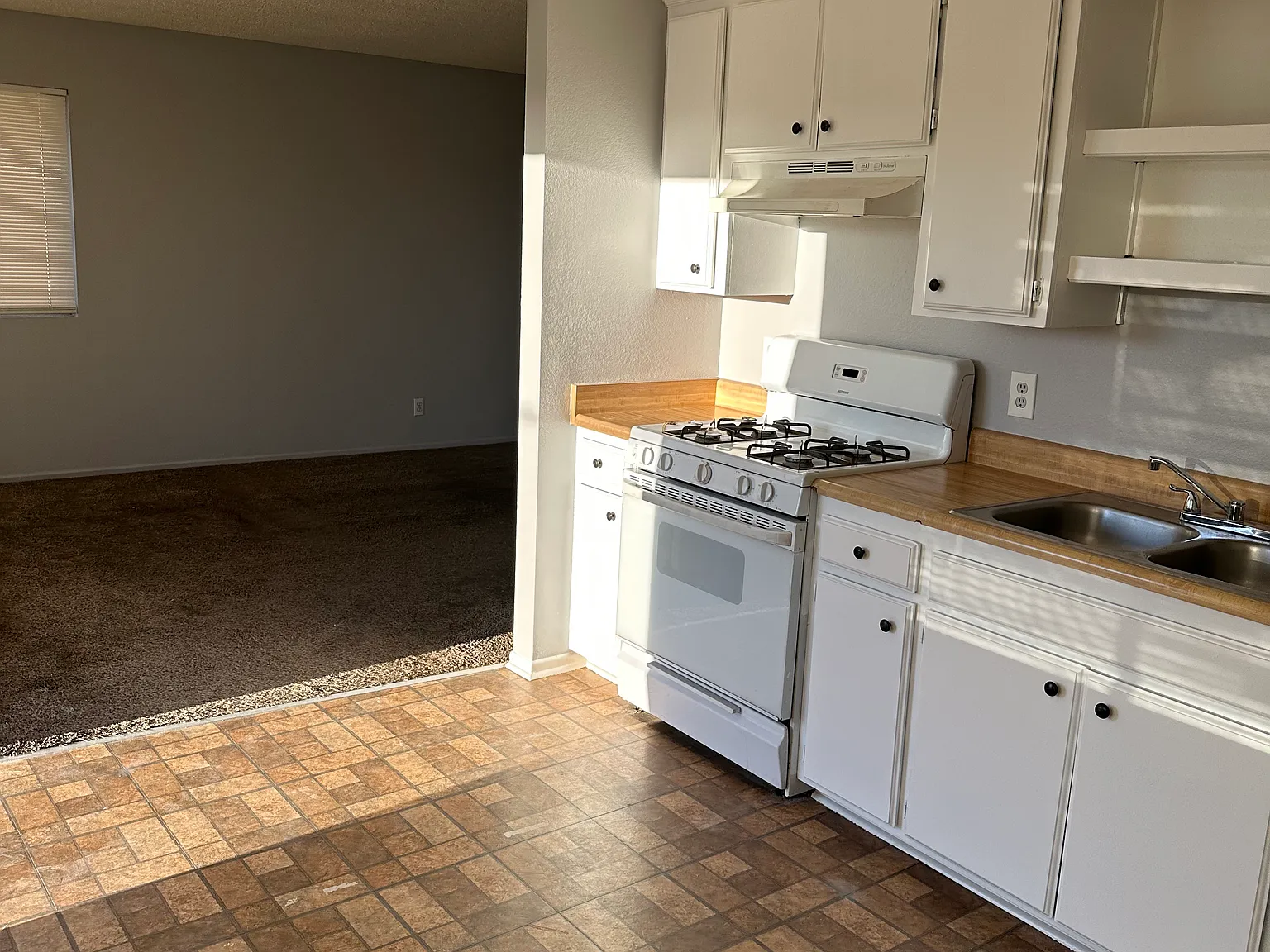 2 bed, 950 sqft, $1,775 — Photo 3