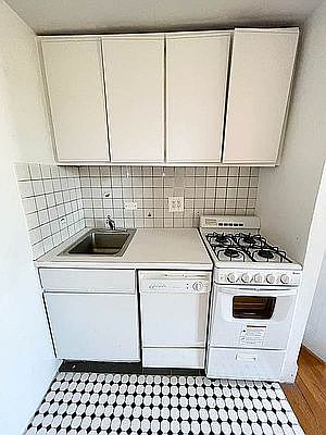 3rd image of 220 Waverly Pl APT 8