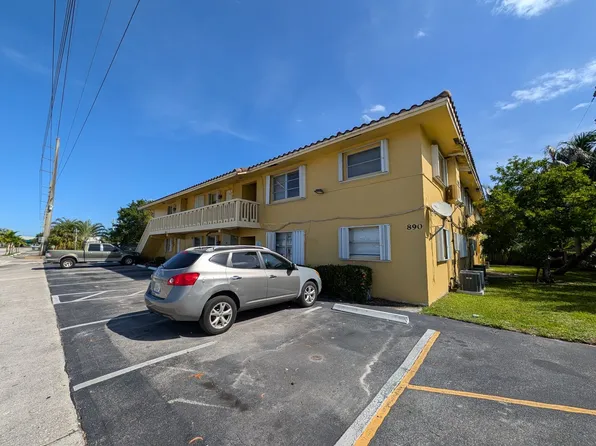 890 NW 39 St