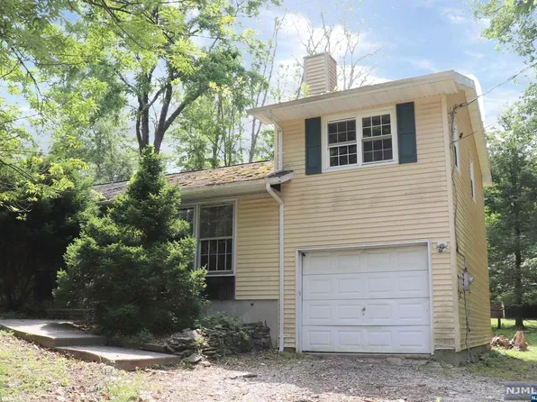 950 Walnut Dr, Newton, NJ 07860