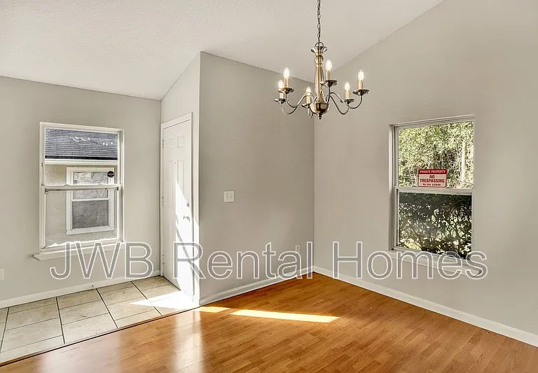 8518 Maple St — Photo 4