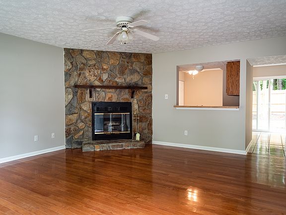 LR looking into kitchen